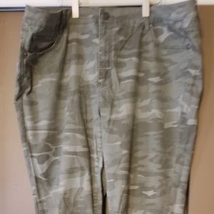 Loft Marisa fit camo skinny pants